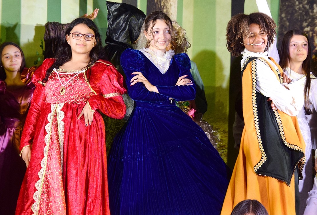 Cinderella’s stepmother, played by Deanna Berlingo, is flanked by her daughters. Florinda (left) is played by Analee Aviles, while Lucinda is played by Summer Darling.