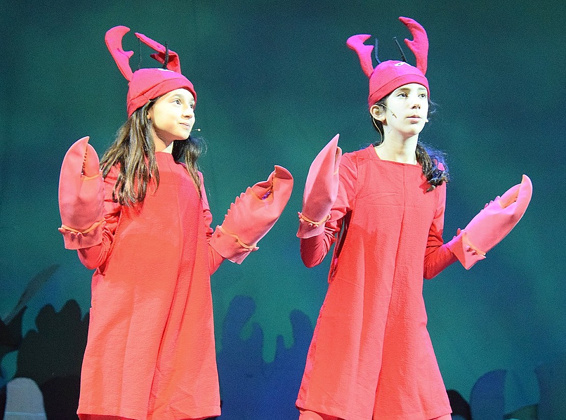 Silent lobsters (played by Kaylin Lobosco and Hayley Striar) serve as no help when asked for directions to Sydney.