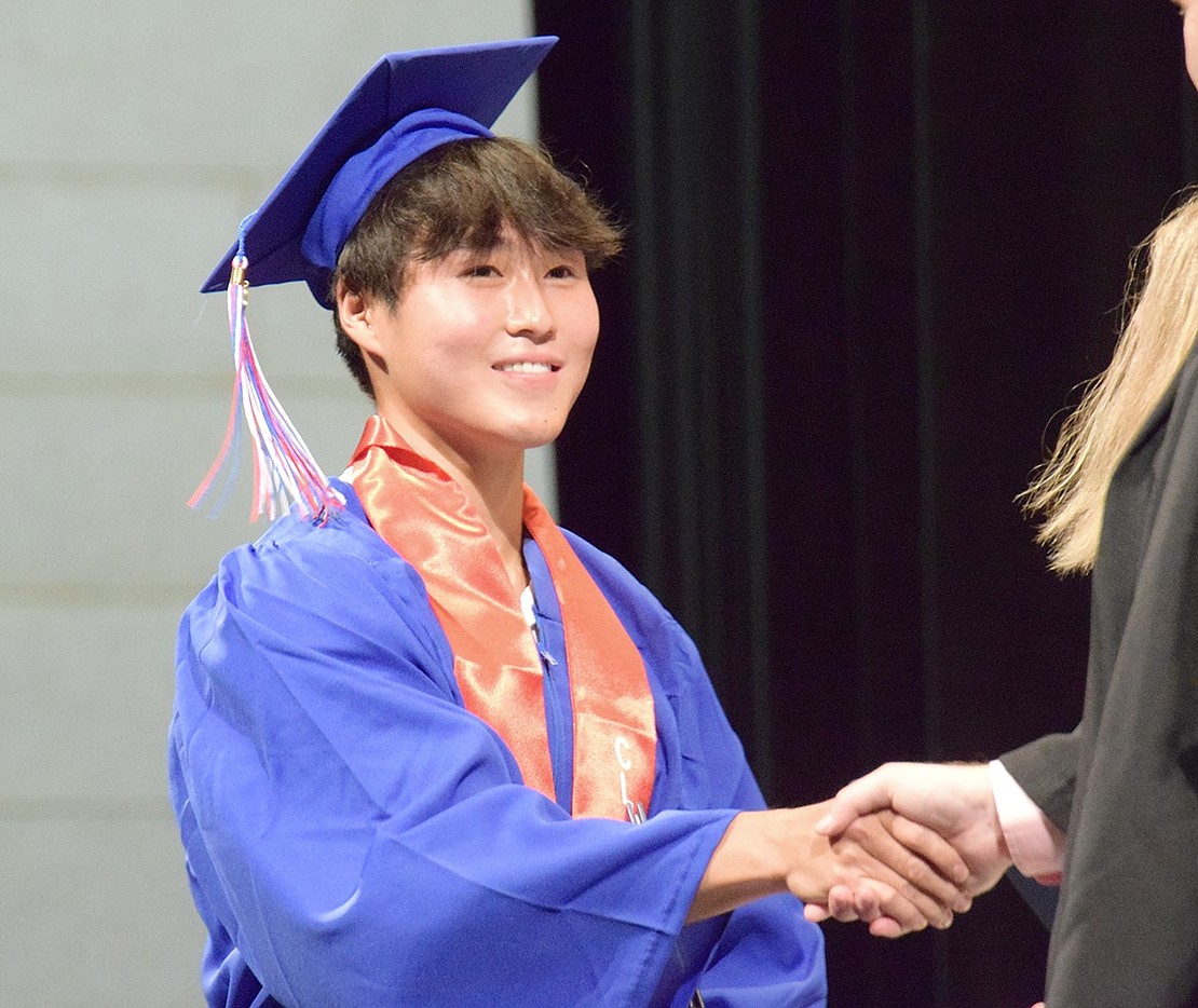 Embracing the eruption of cheers echoing in the auditorium, Tomokazu Yamano closes his final chapter of high school with a proud walk across the stage.