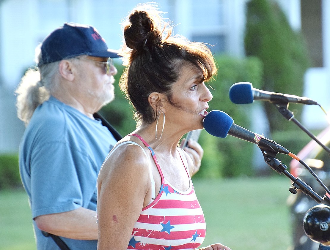 Lead singer Andrea Ekizian serenades the crowd with familiar classic rock melodies. Her band’s repertoire includes classic hits from the 60s, 70s and 80s.