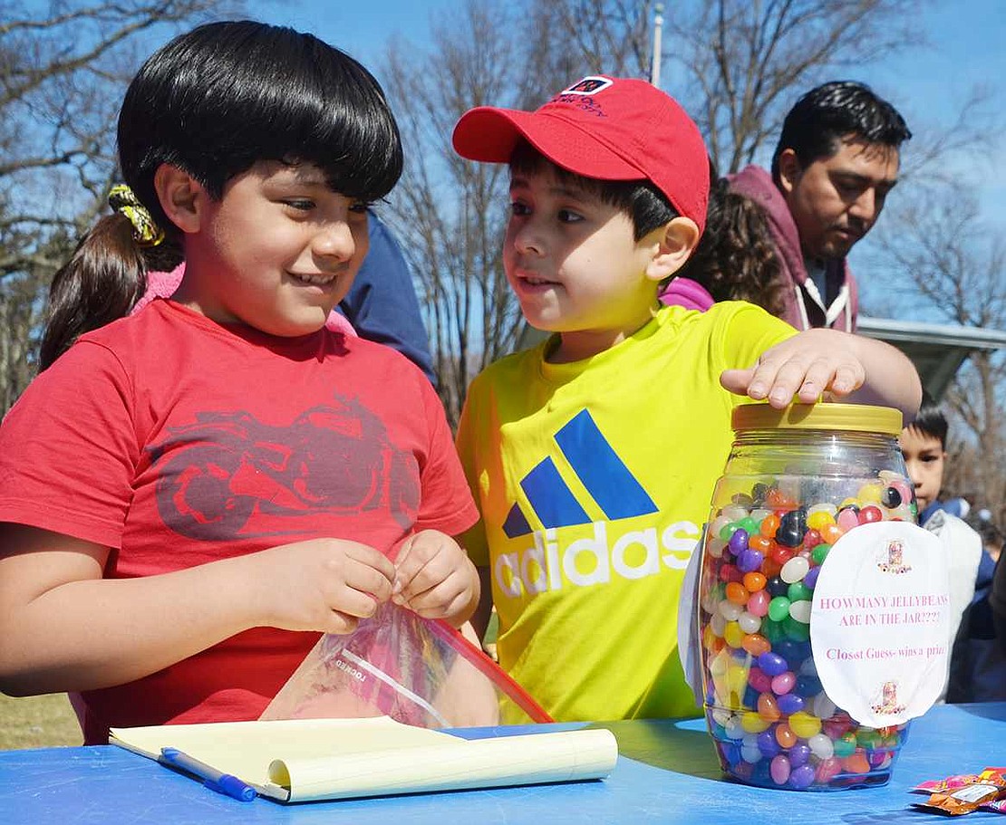<p class="Picture">Bryan Medina, 7, and Gabriel Estrada, 6, try and guess the number of jelly beans in a jar.</p>
