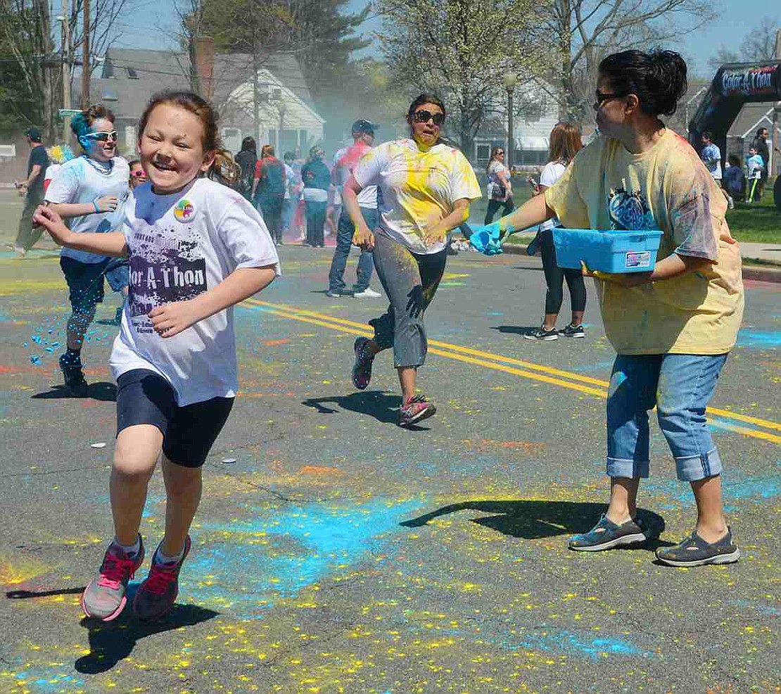 <p class="Picture">Participants try to dodge a volunteer armed with blue dust&mdash;some more successfully than others.&nbsp;</p>