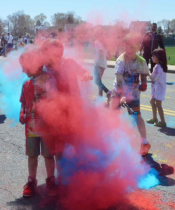 <span style="font-family: 'Times New Roman', serif;">The Park Avenue School PTO organized the Color-A-Thon&mdash;a small, kid-friendly version of a Color Run&mdash;as a new fundraiser on Sunday afternoon, Apr. 17.&nbsp;</span>