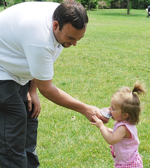 <p class="Picture">Kevin Allmashy of Whittemore Place feeds a snow cone to his 17-month-old daughter Victoria.</p>