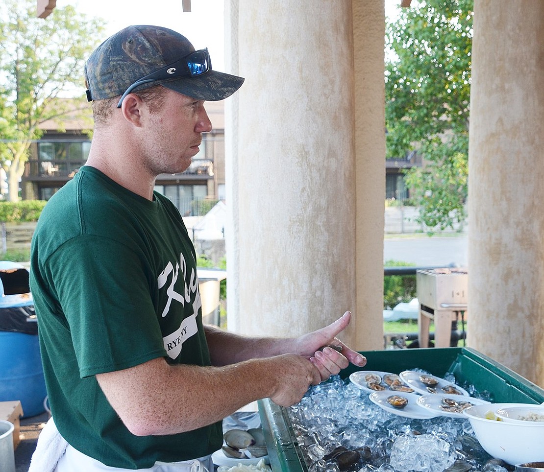 <p class="Picture">William Ramsey of Kelly&rsquo;s Sea Level opens and plates the raw clams.&nbsp;</p>