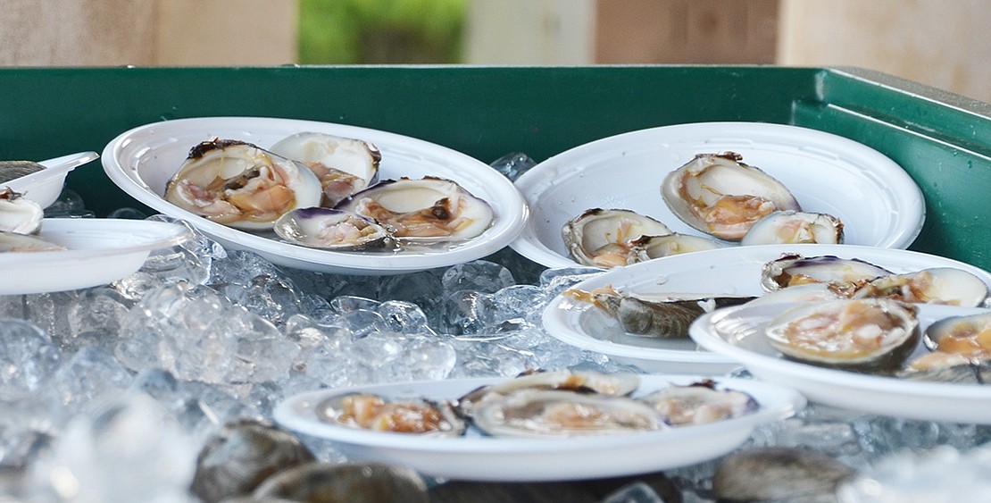 <p class="Picture">Raw and steamed clams were served before the main course.</p>