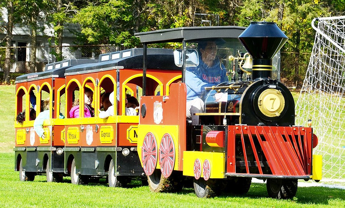 <p class="Picture">After some difficulties getting started on the muddy field, the Mohawk Express train was chugging along with two of its three carriages.&nbsp;</p>