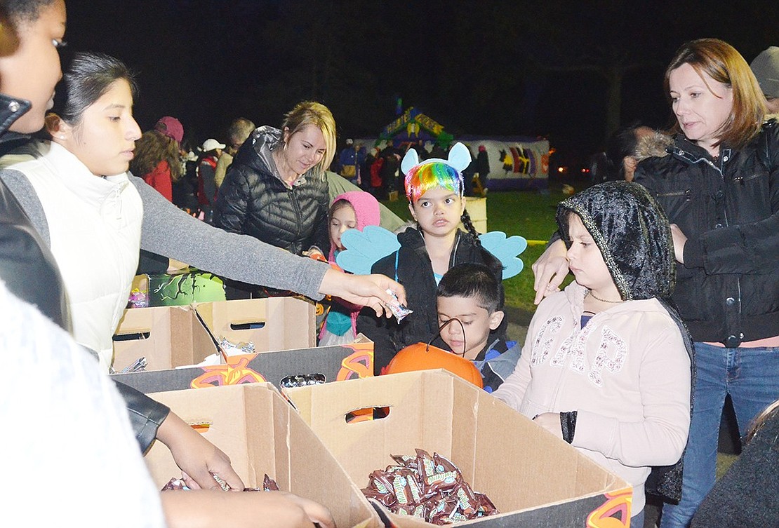 <p class="Picture">Hundreds of kids form a line right down to Putnam Avenue to get their candy.&nbsp;</p>