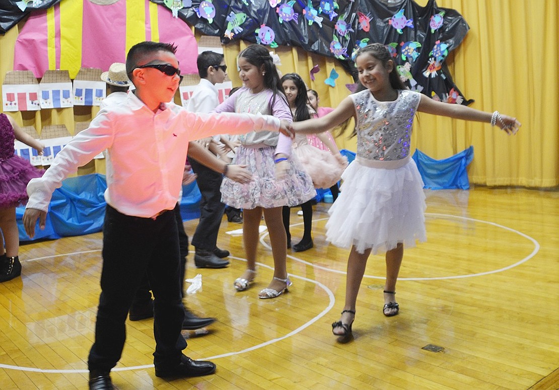 <p class="Picture">Fifth graders close the night with a Colombian dance to &ldquo;Carnaval Guarare.&rdquo;&nbsp;</p>