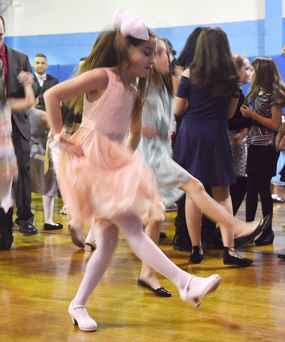 <p class="Picture">Once her dad left the dance floor, 8-year-old Alyssa Kornfeld showed off her moves!&nbsp;</p>