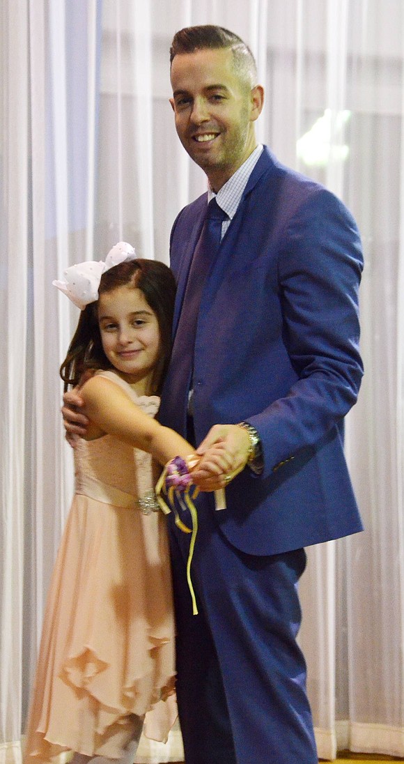 <span style="font-family: Arial;">Matt Kornfeld and his daughter Alyssa, 8, pose for the camera.&nbsp;</span>