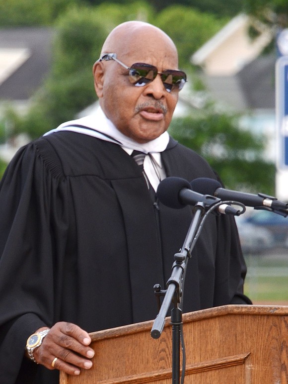 Rev. Gerald Washington delivers reflections to the Class of 2017.