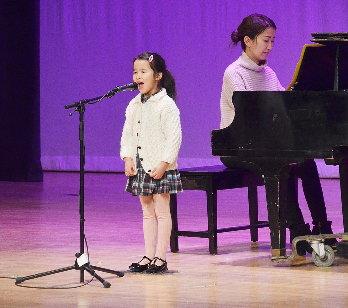 Accompanied on the piano by her mother Naoko Ito, kindergartener Sakura Murray shines while singing “Tomorrow” from “Annie.”