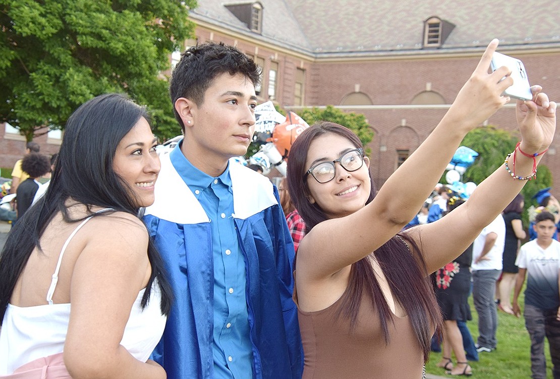 Brian Aguilar’s graduation will forever be cemented in memory now that his sister Ashley captured a sweet family photo with their mother Silvia.